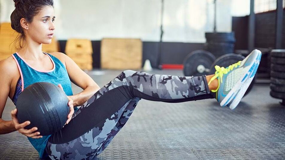 Trainieren Sie im Fitnessstudio, um Bauch- und Seitenfett loszuwerden. 