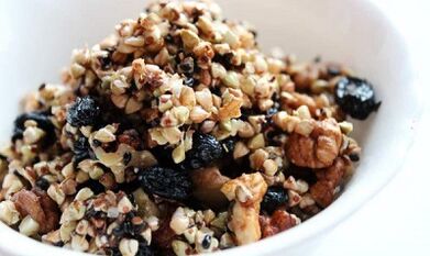 Buchweizen mit Nüssen zur Gewichtsreduktion