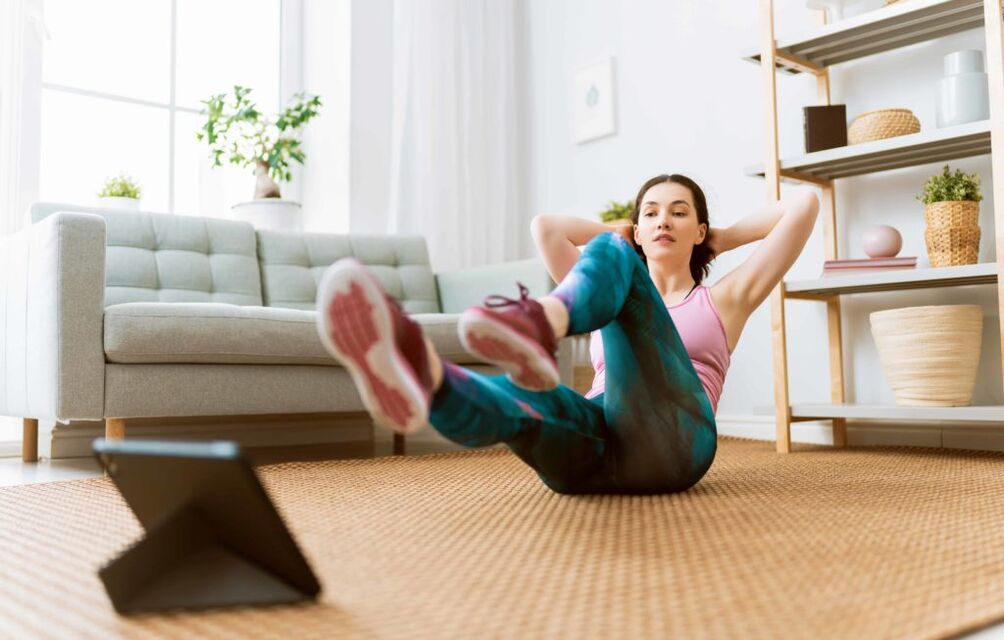 eine Reihe von Übungen zum Abnehmen am Bauch und an den Seiten zu Hause