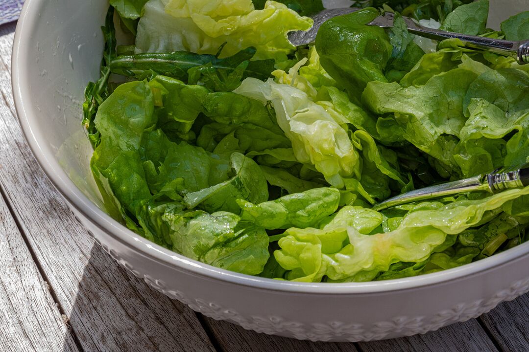 Frischer Salat mit Olivenöl angemacht